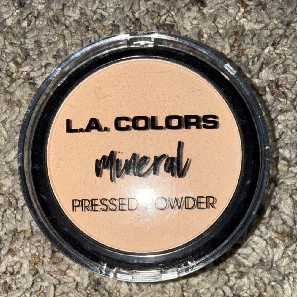 L.A. COLORS‎ Mineral Pressed Powder New Sealed Shade CMP372 Fair